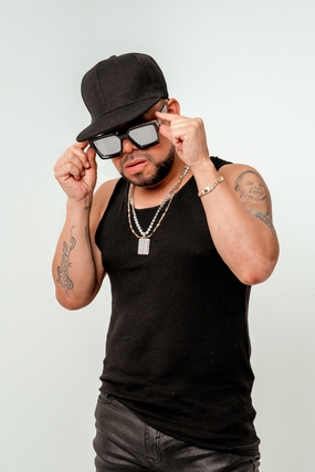 黑色背心戴墨镜帅哥图片